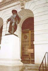 [photo, Cecilius Calvert statue, Mitchell Courthouse, Baltimore, Maryland]